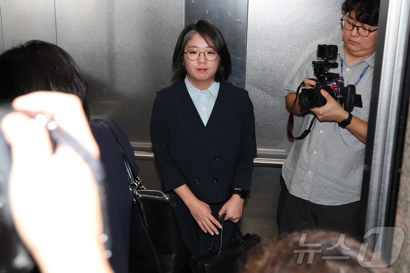 (서울=뉴스1) 박지혜 기자 = 용혜인 성평등가족부 장관 후보자가 2일 오전 서울 서대문구 한국청소년활동진흥원에 마련된 인사청문회 준비사무실로 첫 출근하고 있다. (공동취재) 20 …