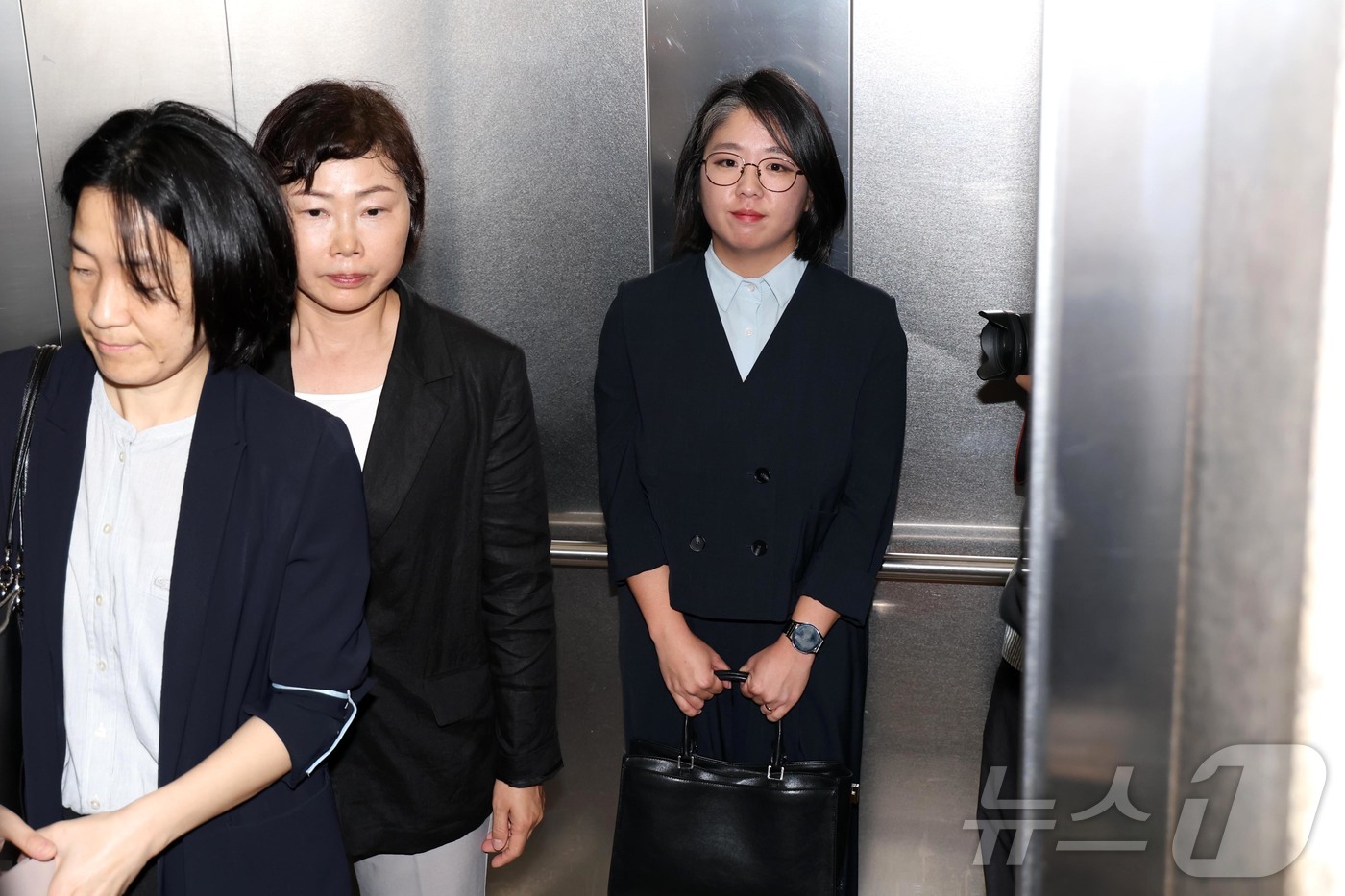 (서울=뉴스1) 박지혜 기자 = 용혜인 성평등가족부 장관 후보자가 2일 오전 서울 서대문구 한국청소년활동진흥원에 마련된 인사청문회 준비사무실로 첫 출근하고 있다. (공동취재) 20 …
