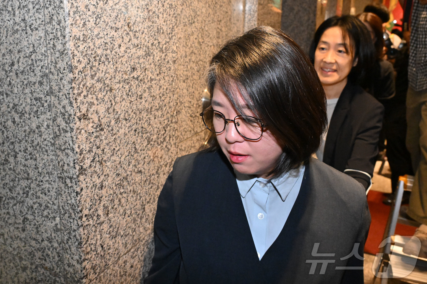 (서울=뉴스1) 박지혜 기자 = 용혜인 성평등가족부 장관 후보자가 2일 오전 서울 서대문구 한국청소년활동진흥원에 마련된 인사청문회 준비사무실로 첫 출근하고 있다. (공동취재) 20 …