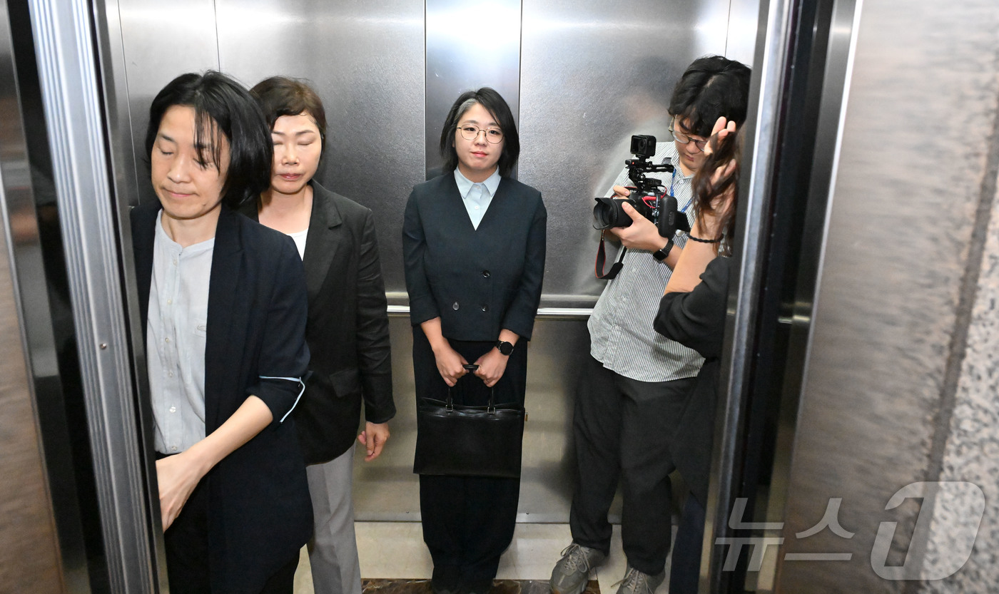 (서울=뉴스1) 박지혜 기자 = 용혜인 성평등가족부 장관 후보자가 2일 오전 서울 서대문구 한국청소년활동진흥원에 마련된 인사청문회 준비사무실로 첫 출근하고 있다. (공동취재) 20 …