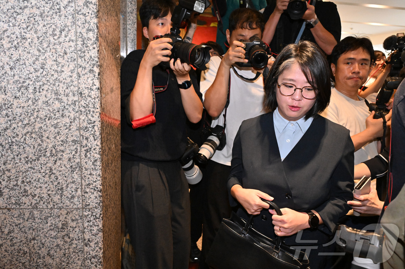 (서울=뉴스1) 박지혜 기자 = 용혜인 성평등가족부 장관 후보자가 2일 오전 서울 서대문구 한국청소년활동진흥원에 마련된 인사청문회 준비사무실로 첫 출근하고 있다. (공동취재) 20 …