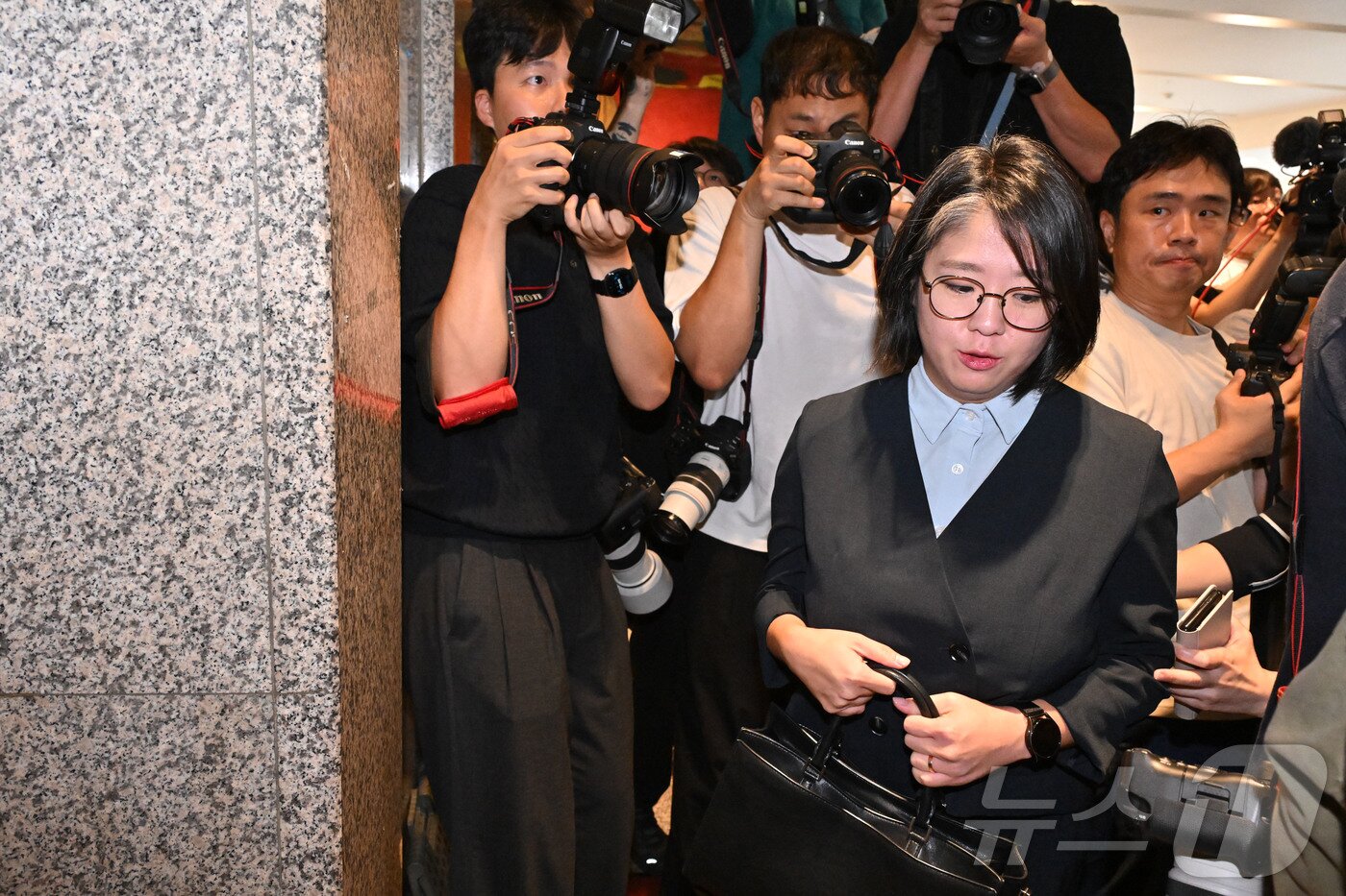 본문 이미지 - 용혜인 성평등가족부 장관 후보자가 2일 오전 서울 서대문구 한국청소년활동진흥원에 마련된 인사청문회 준비사무실로 첫 출근하고 있다. (공동취재) 2026.9.2 ⓒ 뉴스1 박지혜 기자