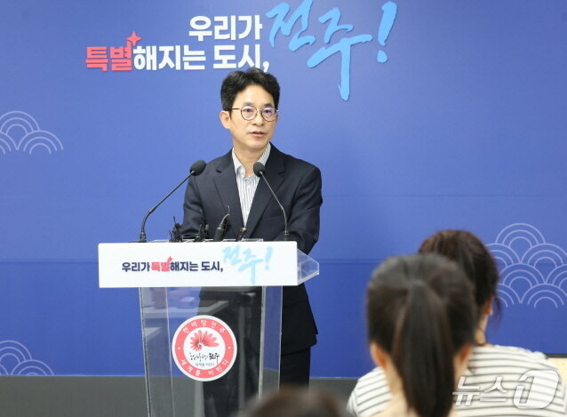 본문 이미지 - 강병구 자원순환녹지국장은 2일 전주시청 브리핑룸에서 기자회견을 열고 '전주권 광역소각장 신규 건립사업' 방식에 대해 설명하고 있다.(전주시 제공, 재판매 및 DB 금지).