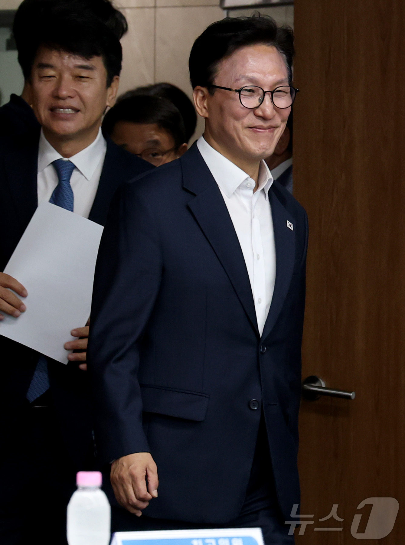(세종=뉴스1) 김기남 기자 = 김민석 더불어민주당 대표가 2일 세종시 보람동 세종시청에서  열린  최고위원회의에 입장하고 있다. 2026.9.2/뉴스1