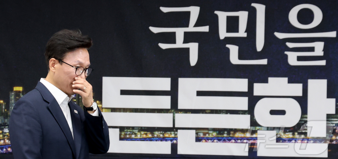 (세종=뉴스1) 김기남 기자 = 김민석 더불어민주당 대표가 2일 세종시 보람동 세종시청에서  열린  최고위원회의에 입장하고 있다. 2026.9.2/뉴스1