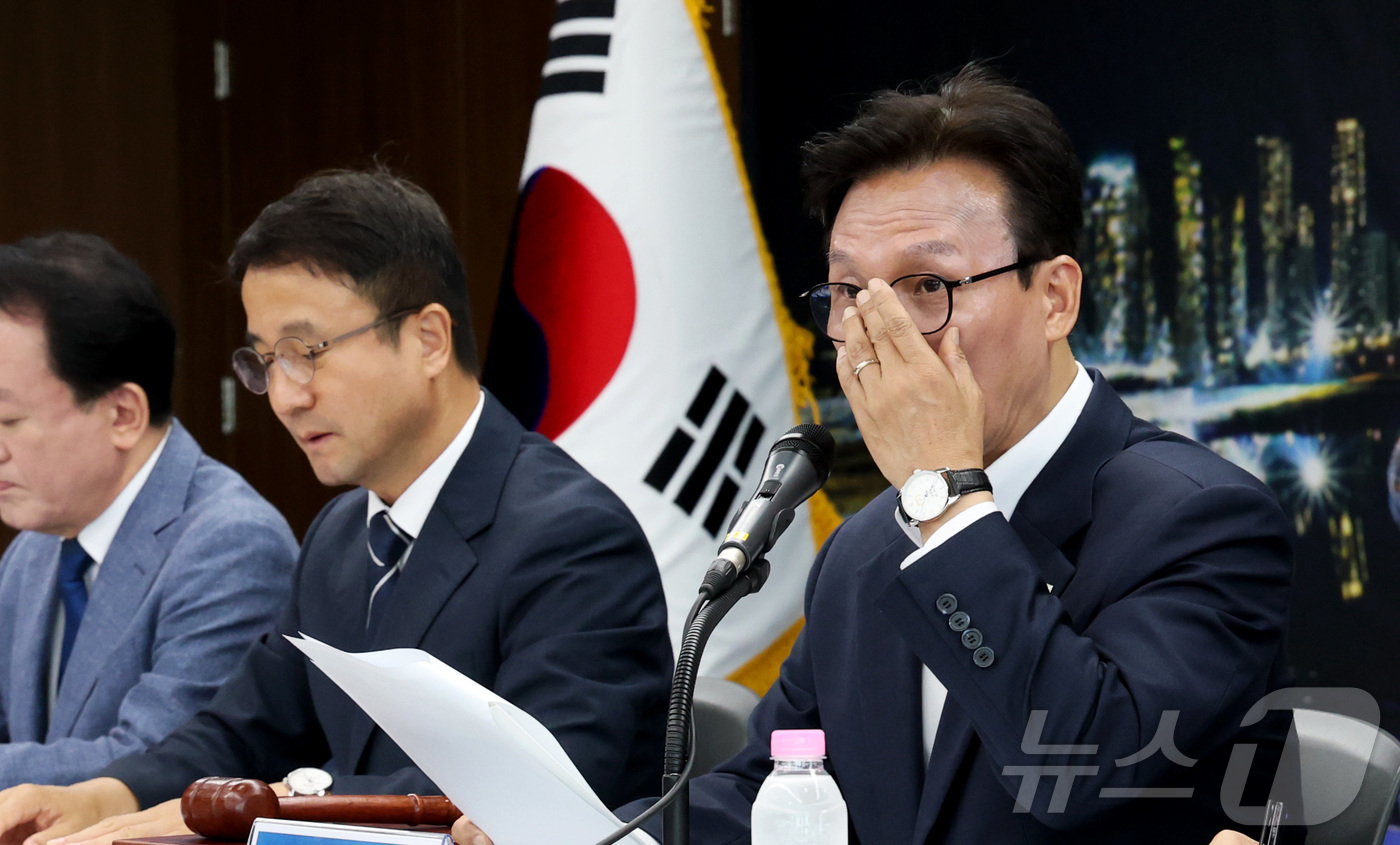 (세종=뉴스1) 김기남 기자 = 김민석 더불어민주당 대표가 2일 세종시 보람동 세종시청에서  열린  최고위원회의에서 발언하며 안경을 고처 쓰고 있다. 2026.9.2/뉴스1