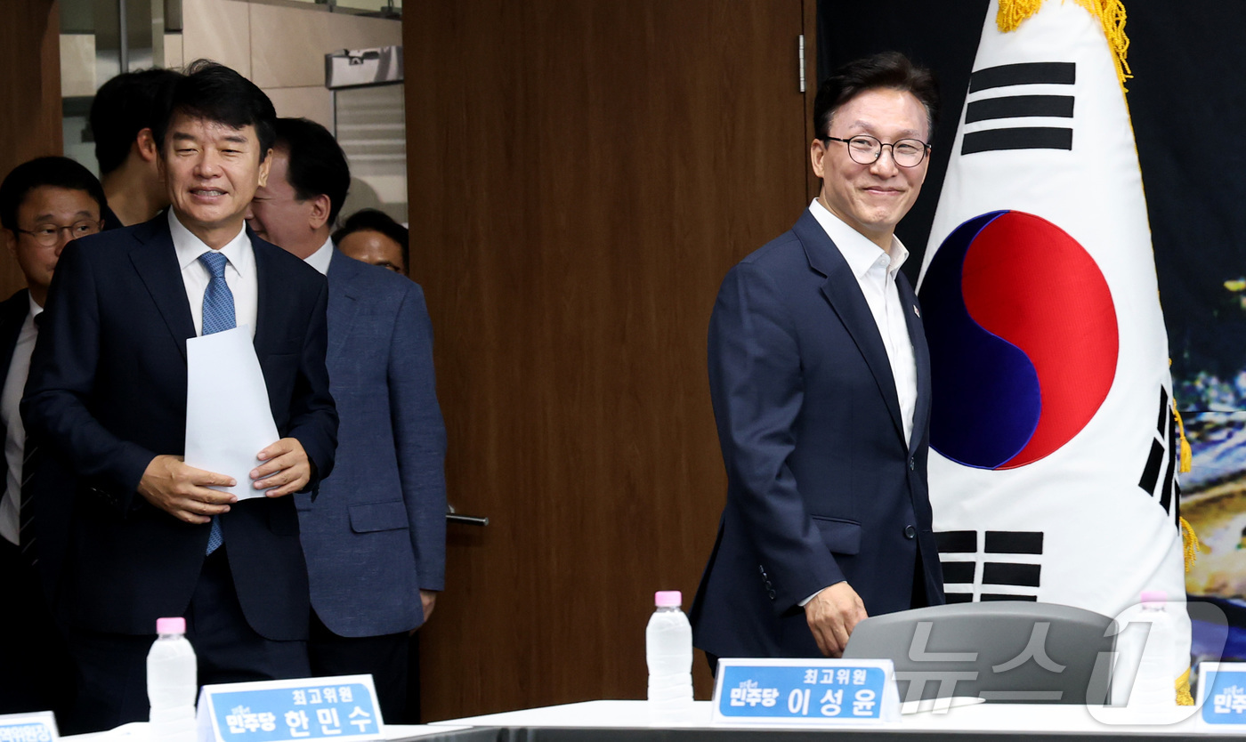 (세종=뉴스1) 김기남 기자 = 김민석 더불어민주당 대표가 2일 세종시 보람동 세종시청에서  열린  최고위원회의에 입장하고 있다. 2026.9.2/뉴스1