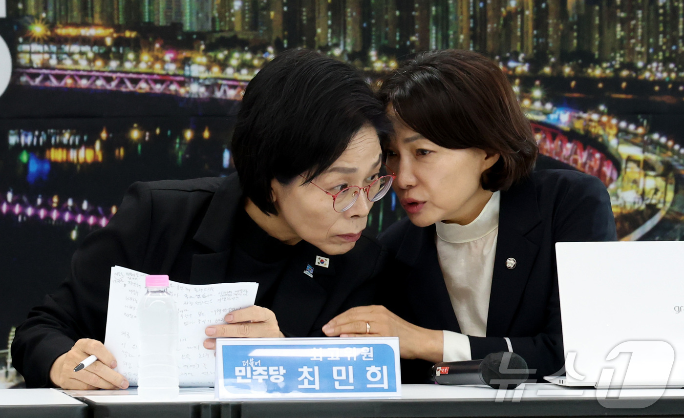 (세종=뉴스1) 김기남 기자 = 최민희 더불어민주당 최고위원과 서미화 최고위원이 2일 세종시 보람동 세종시청에서 열린 최고위원회의에 앞서 이야기를 나누고 있다. 2026.9.2/뉴 …