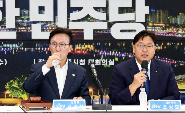 물 마시는 김민석 민주당 당대표
