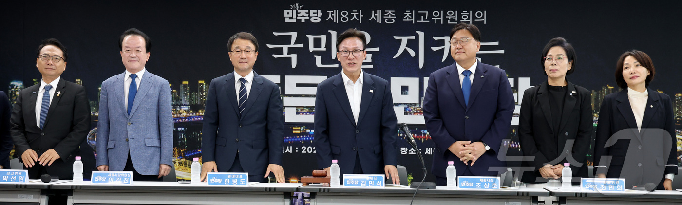 (세종=뉴스1) 김기남 기자 = 김민석 더불어민주당 대표 및 한병도 원내대표, 최고위원들이 2일 세종시 보람동 세종시청에서  열린  최고위원회의에 앞서 인사하고  있다. 2026. …