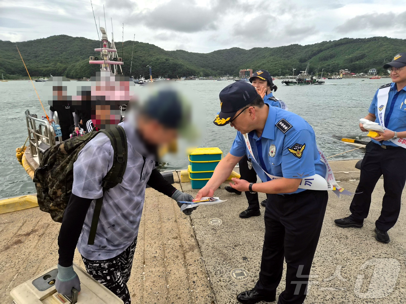 (보령=뉴스1) 이동원 기자 = 보령해양경찰서(서장 장윤석)는 1일 오천항에서 ‘낚시어선 안전의 날’ 캠페인을 개최하고 낚시어선 입항 실태 점검 등 가을철 해양안전 강화 활동에 나 …
