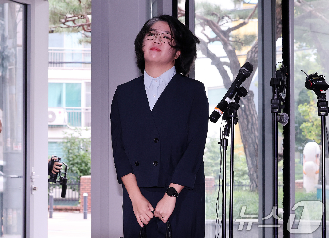 (서울=뉴스1) 박지혜 기자 = 용혜인 성평등가족부 장관 후보자가 2일 오전 서울 서대문구 한국청소년활동진흥원에 마련된 인사청문회 준비사무실로 첫 출근하고 있다. 2026.9.2/ …