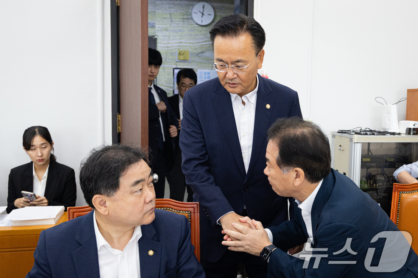 (서울=뉴스1) 유승관 기자 = 유상범 국회 예산결산특별위원회 2025회계연도 결산심사소위원장과 정태호 더불어민주당 간사가 2일 서울 여의도 국회에서 열린 제439회 국회(정기회) …