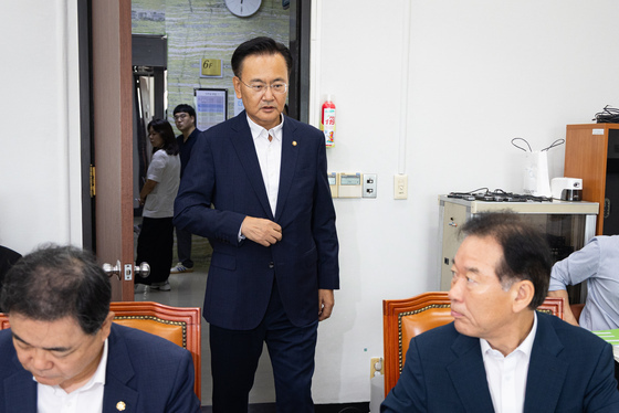 결산심사소위 들어서는 유상범 소위원장
