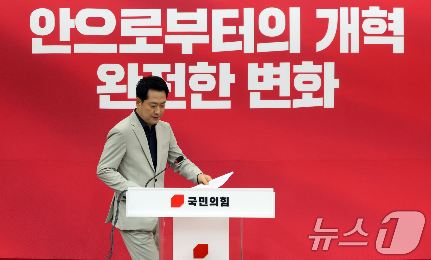 (서울=뉴스1) 황기선 기자 = 장동혁 국민의힘 대표가 2일 오전 서울 여의도 국회에서 현안 관련 기자회견을 위해 발걸음을 옮기고 있다.  2026.9.2/뉴스1