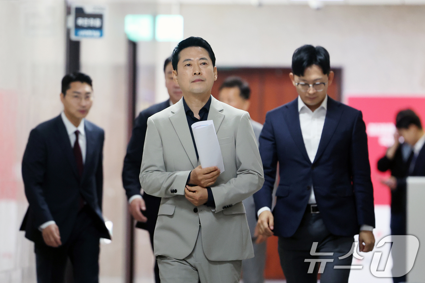 (서울=뉴스1) 황기선 기자 = 장동혁 국민의힘 대표가 2일 오전 서울 여의도 국회에서 현안 관련 기자회견을 위해 발걸음을 옮기고 있다.  2026.9.2/뉴스1