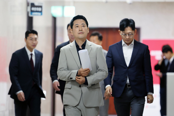 기자회견 위해 이동하는 장동혁 대표