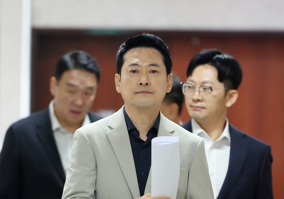 기자회견 위해 이동하는 장동혁 대표