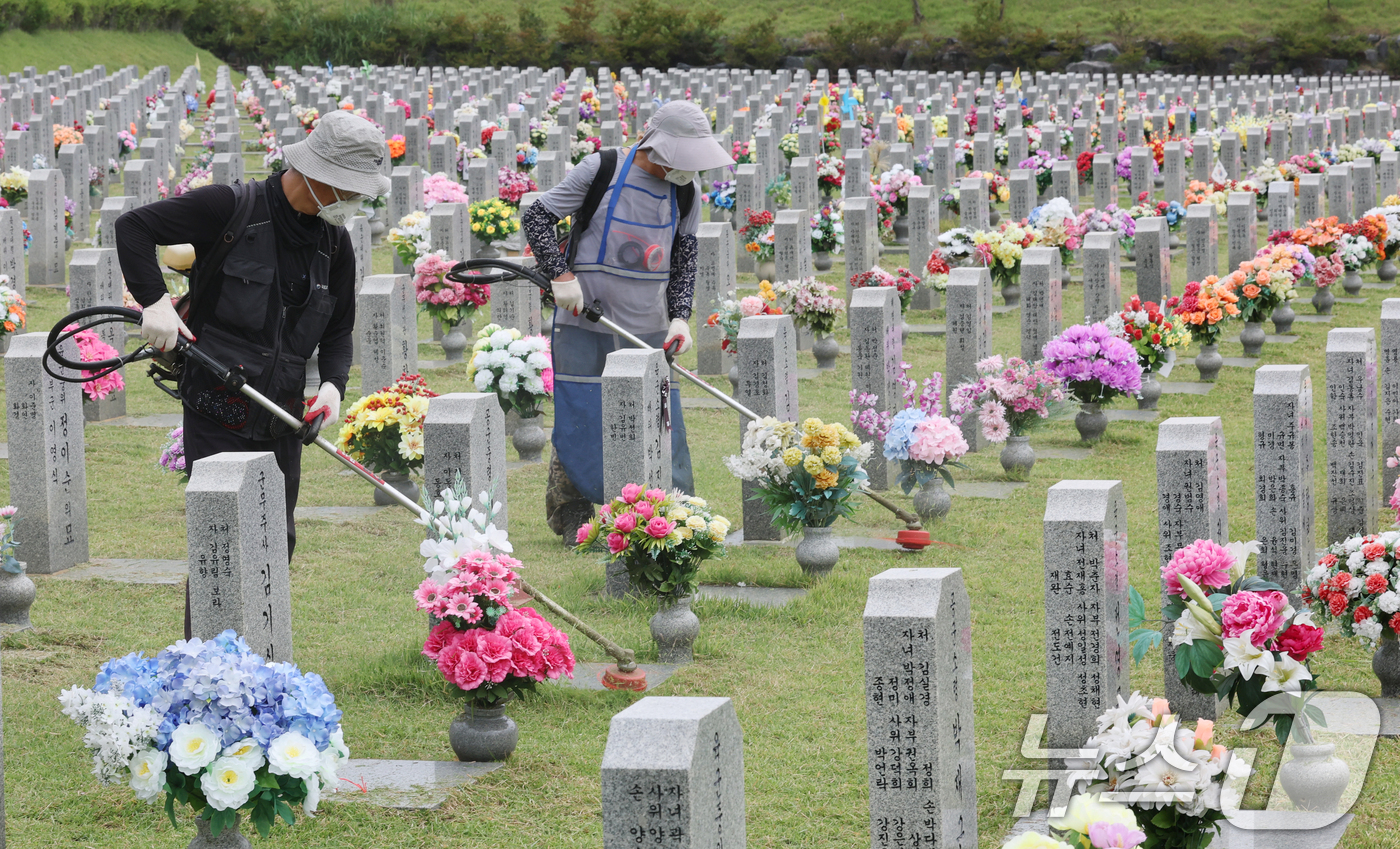(대전=뉴스1) 김기태 기자 = 추석 명절을 앞둔 2일 대전 유성구 국립대전현충원에서 관계자들이 묘역 주변 벌초 작업을 하고 있다. 2026.9.2/뉴스1