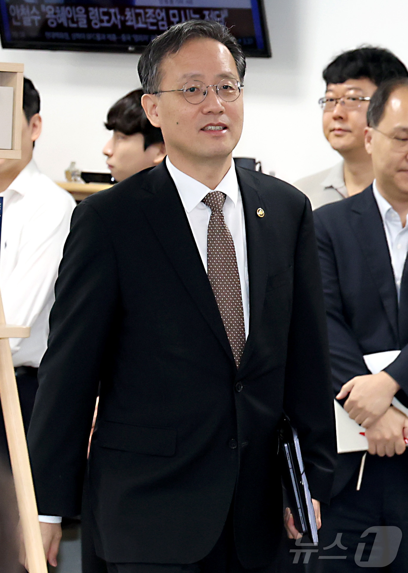 (세종=뉴스1) 김기남 기자 = 이형일 부총리 겸 재정경제부 장관 후보자가 2일 세종시 정부세종청사 재정경제부 기자실에 간담회를 위해 입장하고 있다. 2026.9.2/뉴스1