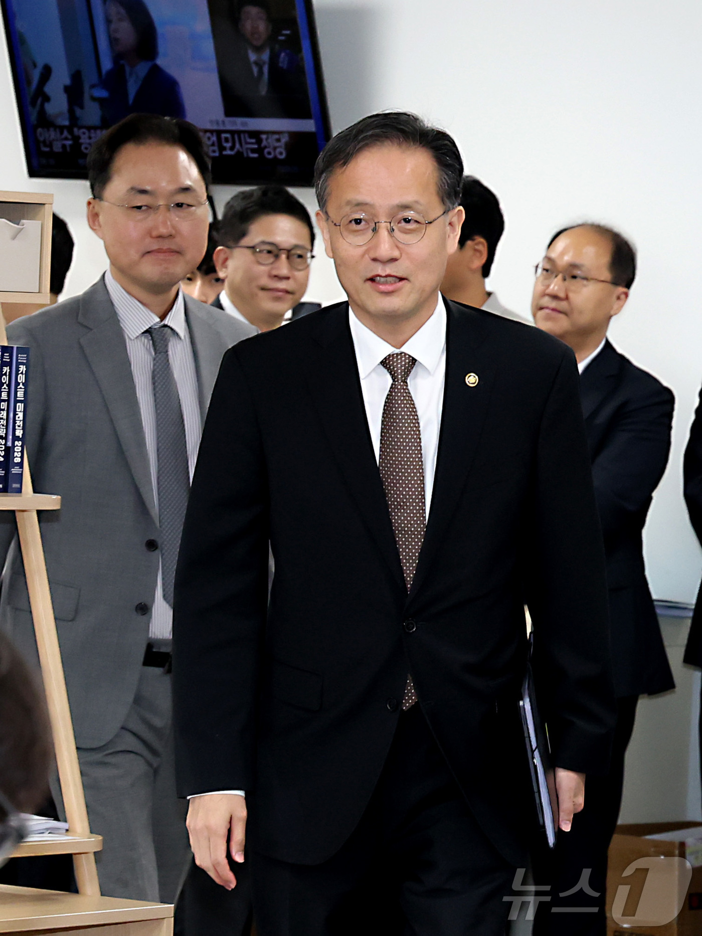 (세종=뉴스1) 김기남 기자 = 이형일 부총리 겸 재정경제부 장관 후보자가 2일 세종시 정부세종청사 재정경제부 기자실에 간담회를 위해 입장하고 있다. 2026.9.2/뉴스1