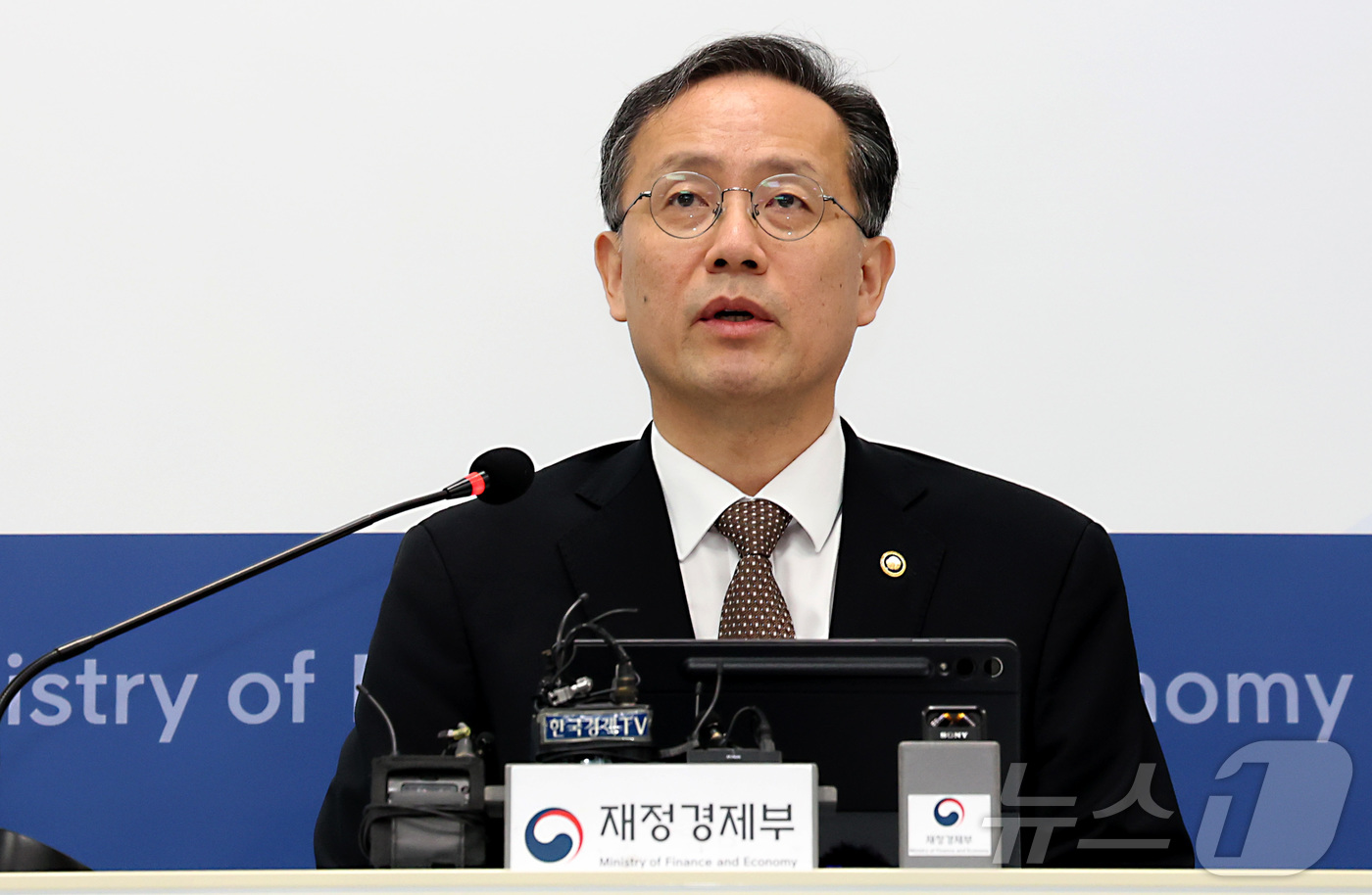 (세종=뉴스1) 김기남 기자 = 이형일 부총리 겸 재정경제부 장관 후보자가 2일 세종시 정부세종청사 재정경제부 기자실에서 열린 간담회에 참석하여 취재진의 질문에 답하고 있다. 20 …