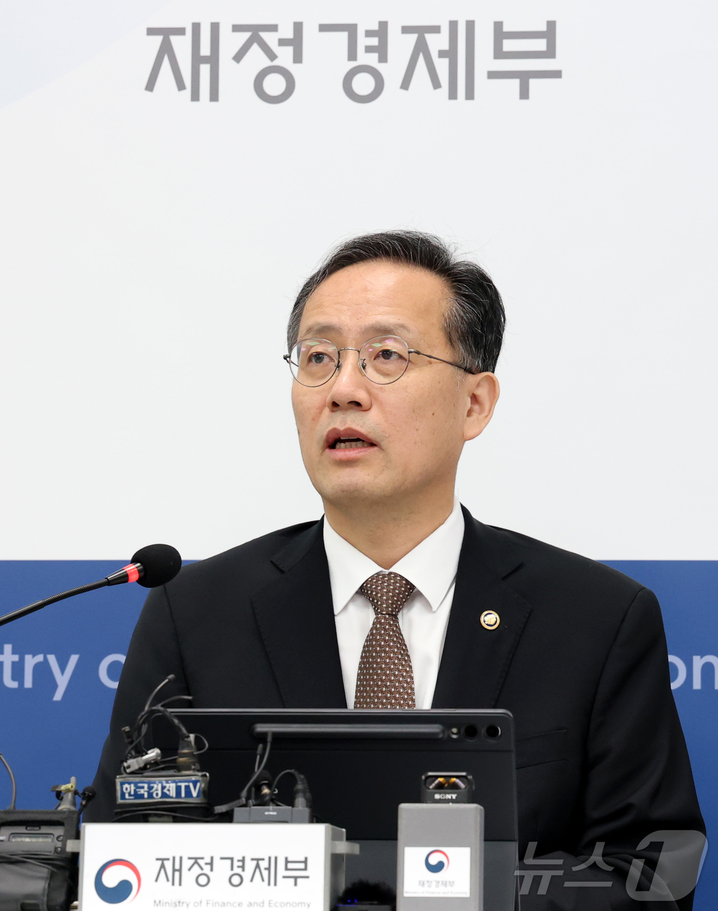 (세종=뉴스1) 김기남 기자 = 이형일 부총리 겸 재정경제부 장관 후보자가 2일 세종시 정부세종청사 재정경제부 기자실에서 열린 간담회에 참석하여 취재진의 질문에 답하고 있다. 20 …