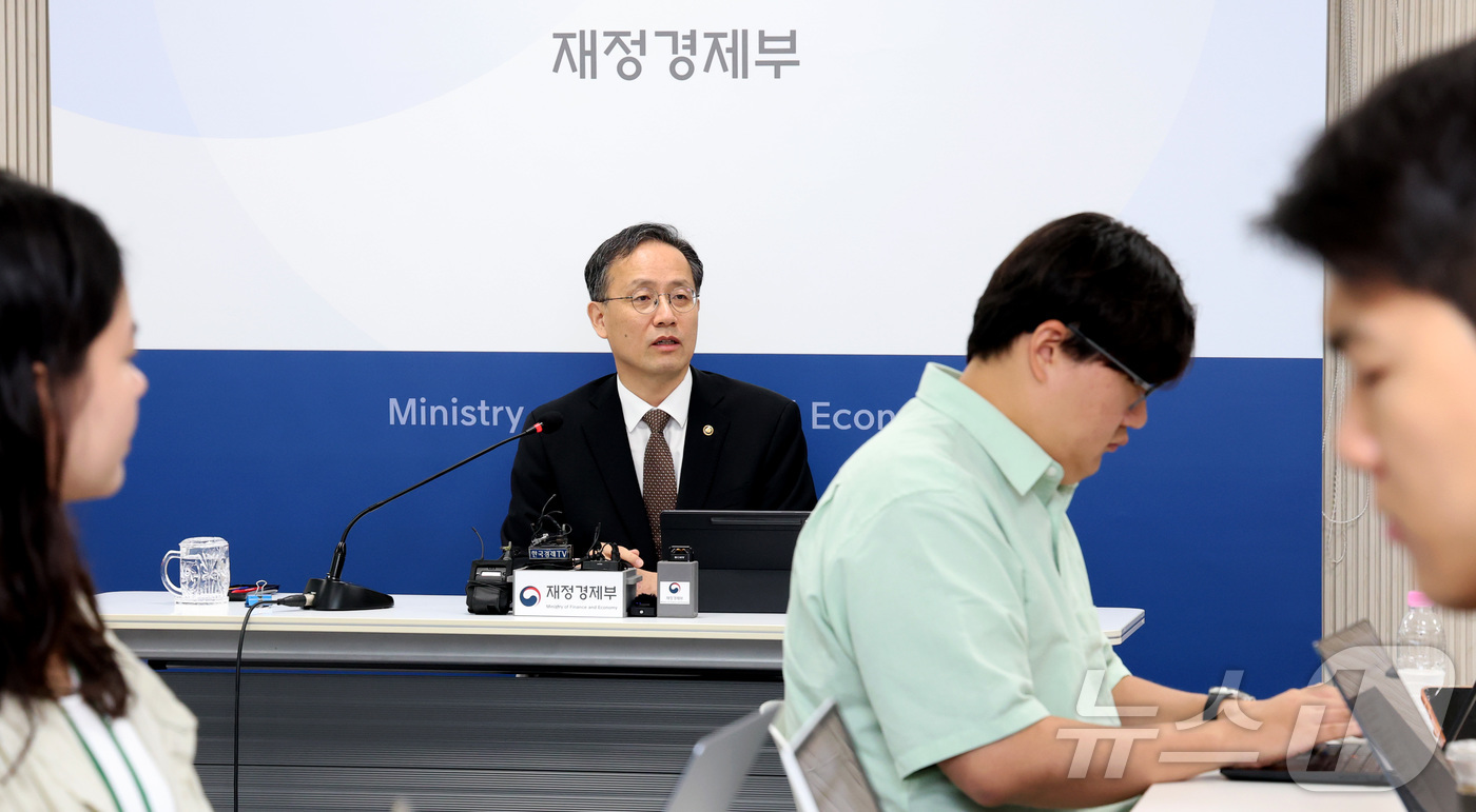 (세종=뉴스1) 김기남 기자 = 이형일 부총리 겸 재정경제부 장관 후보자가 2일 세종시 정부세종청사 재정경제부 기자실에서 열린 간담회에 참석하여 취재진의 질문에 답하고 있다. 20 …