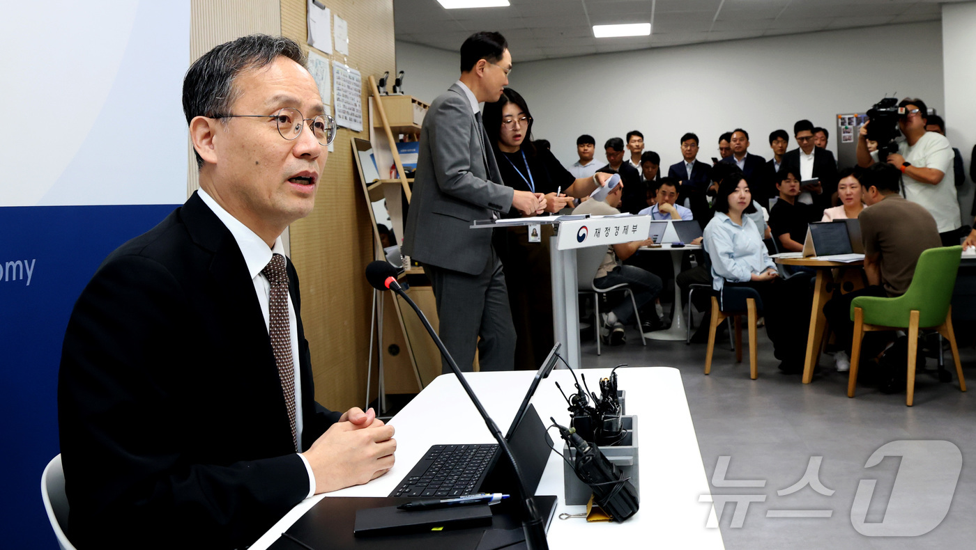 (세종=뉴스1) 김기남 기자 = 이형일 부총리 겸 재정경제부 장관 후보자가 2일 세종시 정부세종청사 재정경제부 기자실에서 열린 간담회에 참석하여 취재진의 질문에 답하고 있다. 20 …