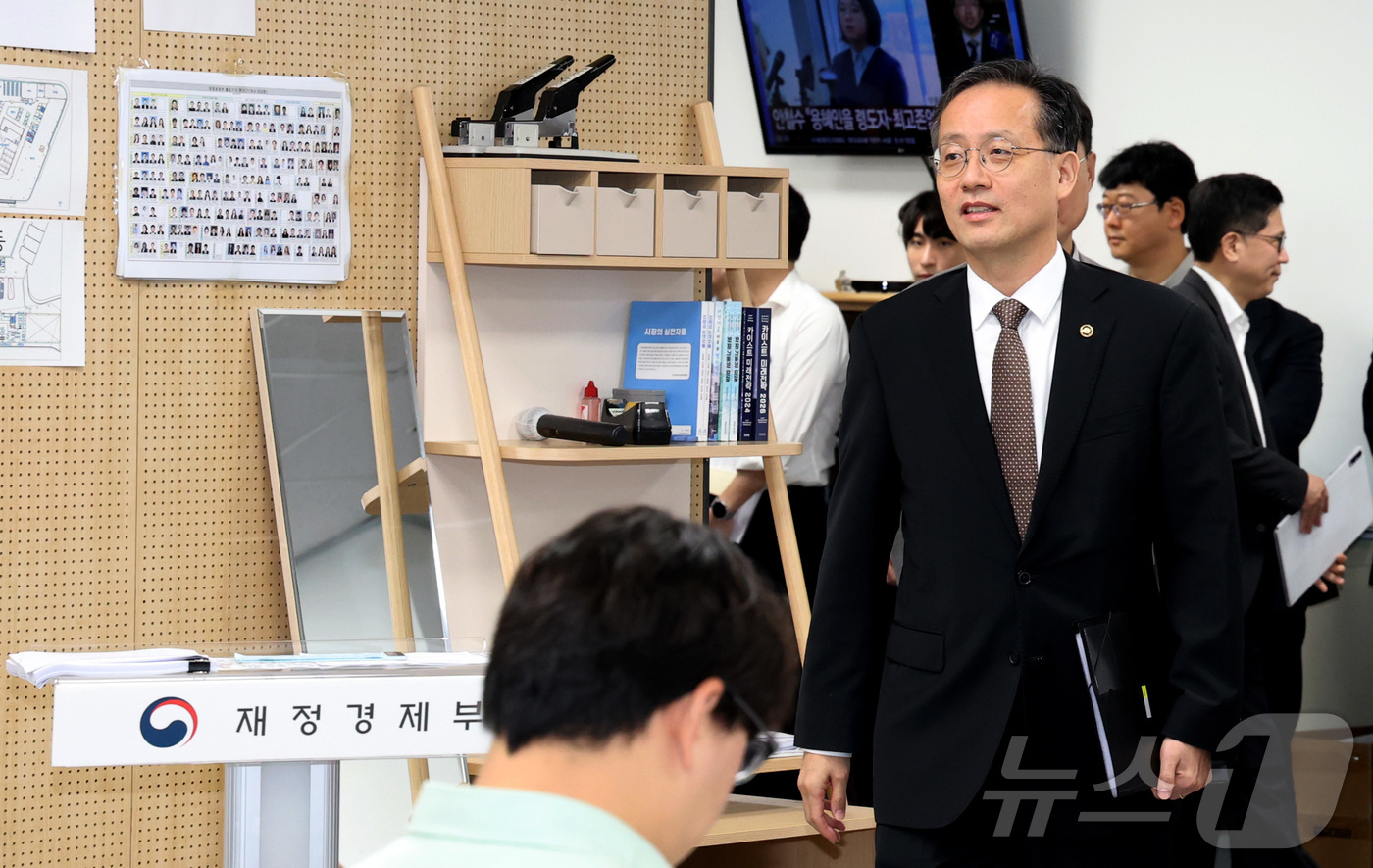 (세종=뉴스1) 김기남 기자 = 이형일 부총리 겸 재정경제부 장관 후보자가 2일 세종시 정부세종청사 재정경제부 기자실에 간담회를 위해 입장하고 있다. 2026.9.2/뉴스1