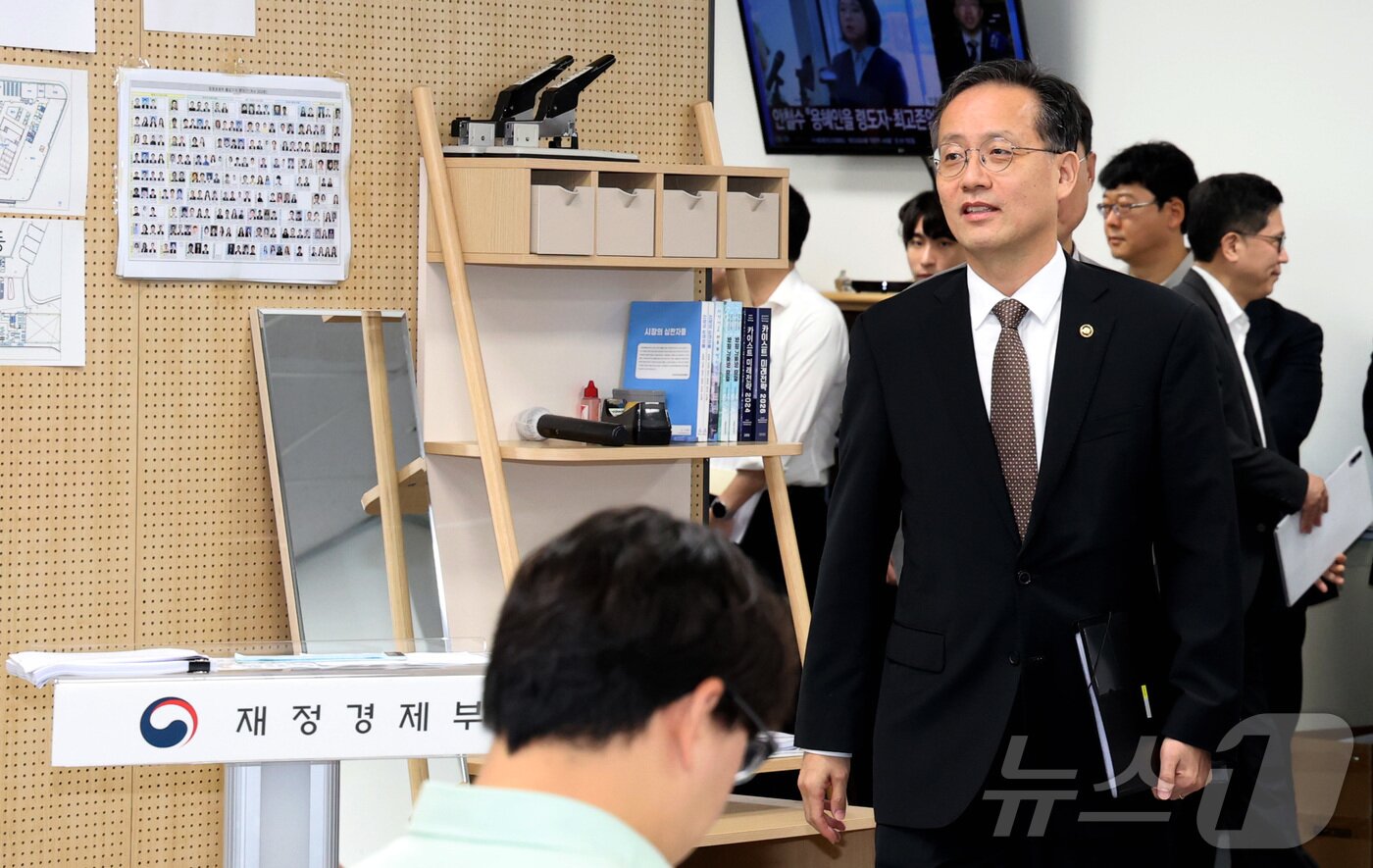 본문 이미지 - 이형일 부총리 겸 재정경제부 장관 후보자가 2일 세종시 정부세종청사 재정경제부 기자실에 간담회를 위해 입장하고 있다. 2026.9.2 ⓒ 뉴스1 김기남 기자