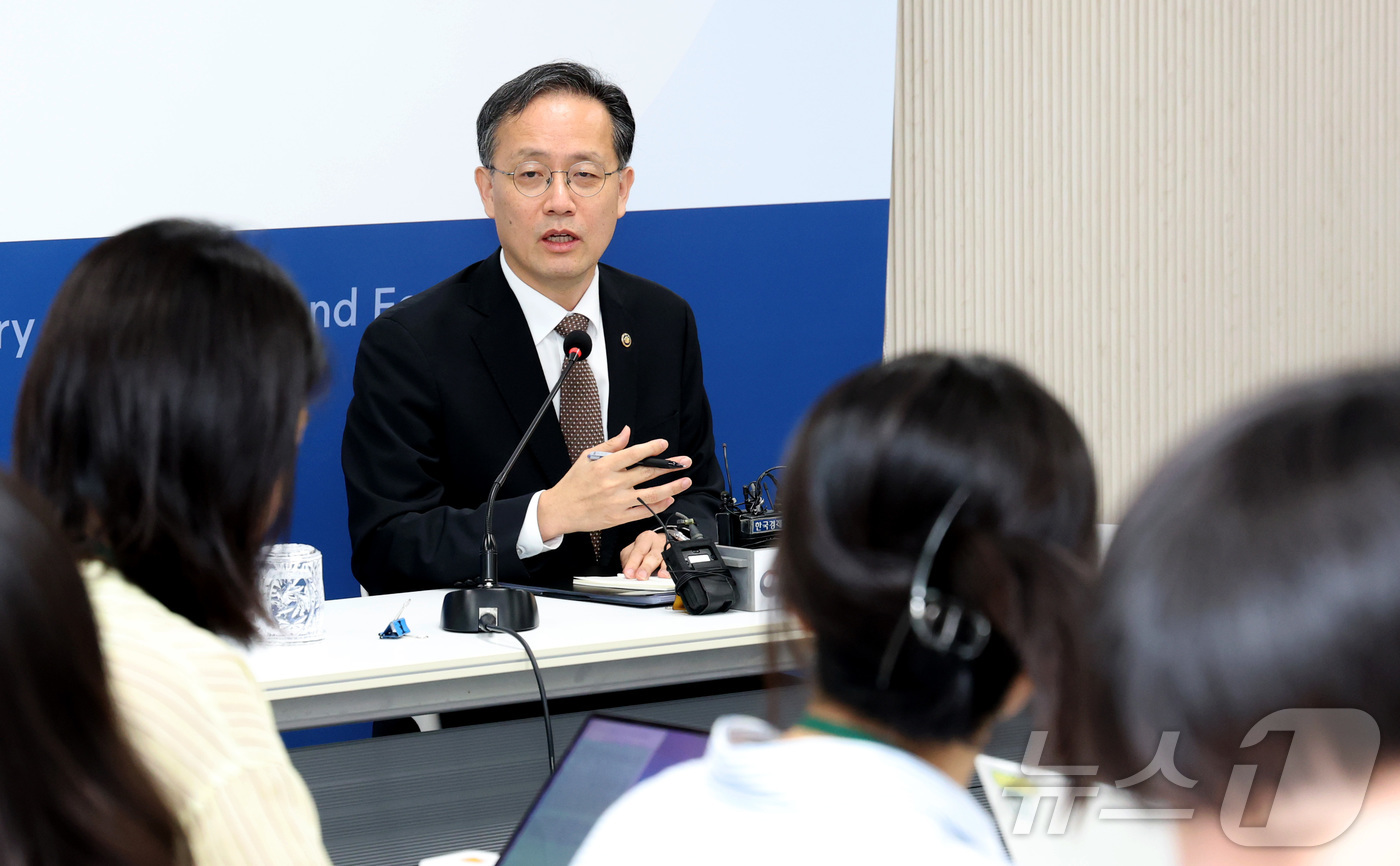 (세종=뉴스1) 김기남 기자 = 이형일 부총리 겸 재정경제부 장관 후보자가 2일 세종시 정부세종청사 재정경제부 기자실에서 열린 간담회에 참석하여 취재진의 질문에 답하고 있다. 20 …
