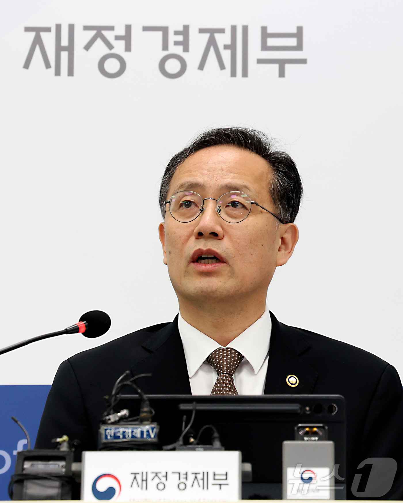 (세종=뉴스1) 김기남 기자 = 이형일 부총리 겸 재정경제부 장관 후보자가 2일 세종시 정부세종청사 재정경제부 기자실에서 열린 간담회에 참석하여 취재진의 질문에 답하고 있다. 20 …