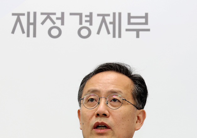취재진 질문에 답하는 이형일 재경부 장관 후보