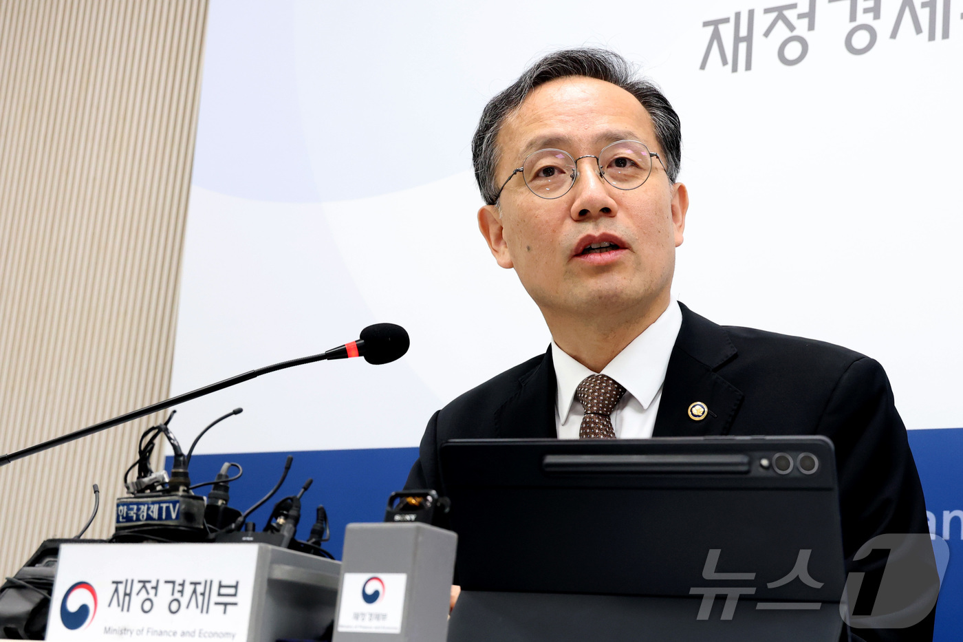 (세종=뉴스1) 김기남 기자 = 이형일 부총리 겸 재정경제부 장관 후보자가 2일 세종시 정부세종청사 재정경제부 기자실에서 열린 간담회에 참석하여 취재진의 질문에 답하고 있다. 20 …