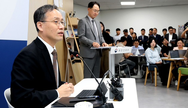 취재진 질문에 답하는 이형일 재경부 장관 후보