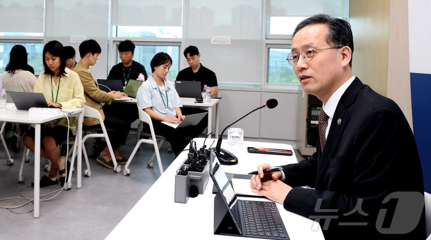(세종=뉴스1) 김기남 기자 = 이형일 부총리 겸 재정경제부 장관 후보자가 2일 세종시 정부세종청사 재정경제부 기자실에서 열린 간담회에 참석하여 취재진의 질문에 답하고 있다. 20 …