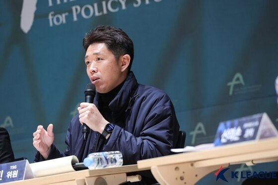 본문 이미지 - 감독 선임 작업을 진행한 현영민 전력강화위원장의 설명이 필요하다. (한국프로축구연맹 제공)