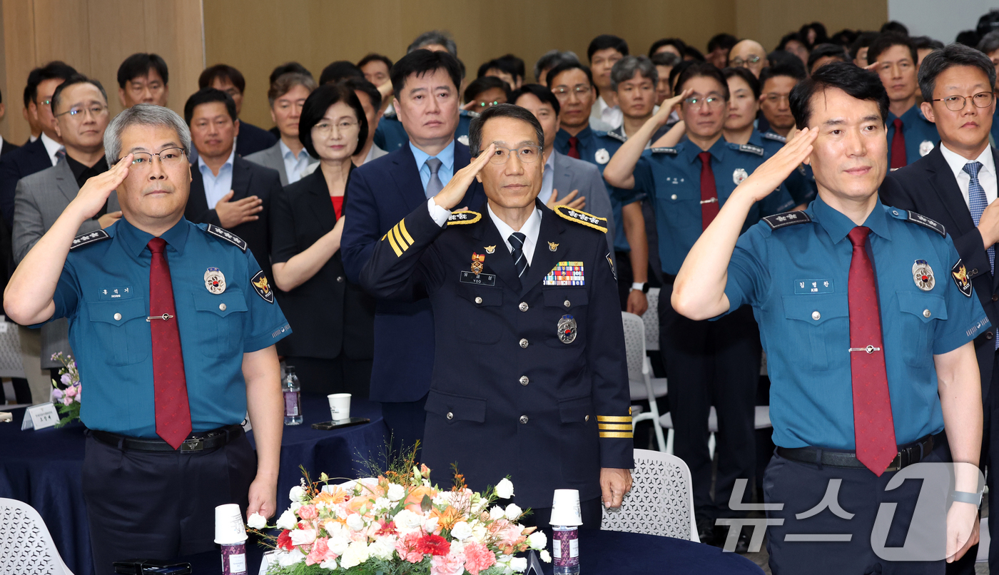 (서울=뉴스1) 김명섭 기자 = 유재성 경찰청장 직무대행(제45대 경찰청 차장)이 2일 서울 서대문구 경찰청에서 열린 이임식에서 국기에 대한 경례를 하고 있다.  2026.9.2/ …