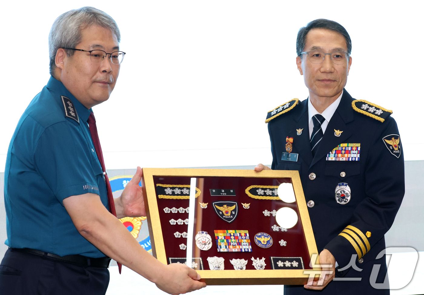 (서울=뉴스1) 김명섭 기자 = 유재성 경찰청장 직무대행(제45대 경찰청 차장)이 2일 서울 서대문구 경찰청에서 열린 이임식에서 홍석기 국가수사본부장으로 부터 기념액자를 받고 있다 …