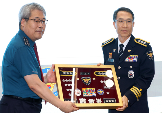기념액자 받는 유재성 직무대행