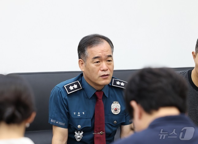 (창원=뉴스1) 강정태 기자 = 경찰청장 직무대행을 맡게 된 김종철 신임 경찰청 차장이 2일 경남 창원시 의창구 경남경찰청에서 기자들과 만나 대화하며 각오를 밝히고 있다.(경남경찰 …