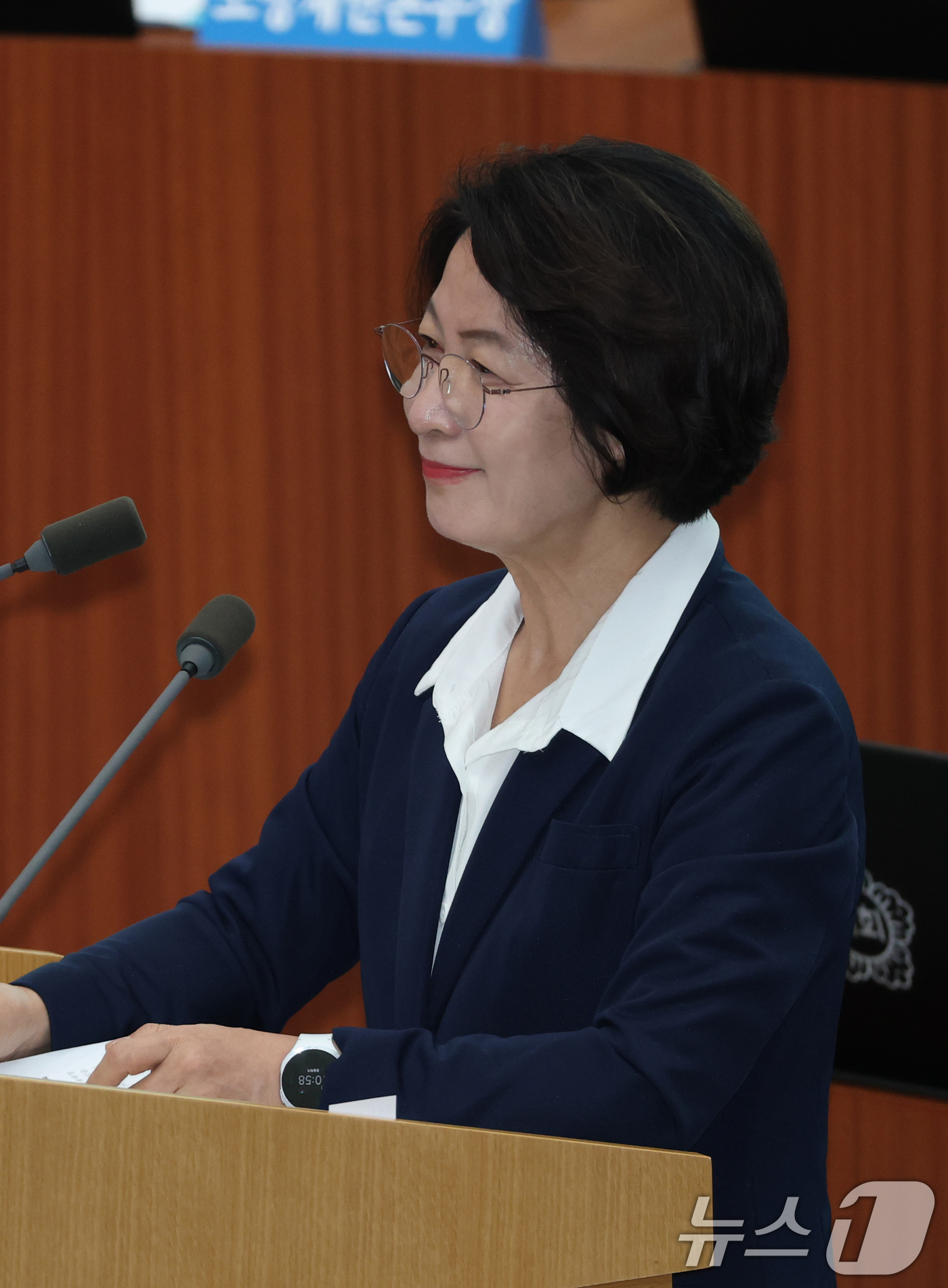 (수원=뉴스1) 김영운 기자 = 추미애 경기도지사가 2일 경기 수원시 영통구 경기도의회 본회의장에서 열린 '제393회 임시회 제2차 본회의'에서 임기 첫 대집행부 질문에 답하고 있 …