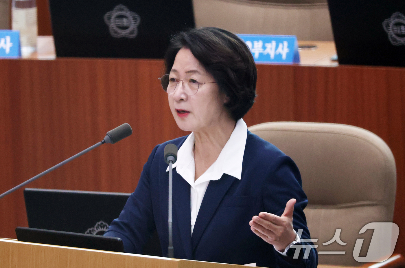 (수원=뉴스1) 김영운 기자 = 추미애 경기도지사가 2일 경기 수원시 영통구 경기도의회 본회의장에서 열린 '제393회 임시회 제2차 본회의'에서 임기 첫 대집행부 질문에 답하고 있 …