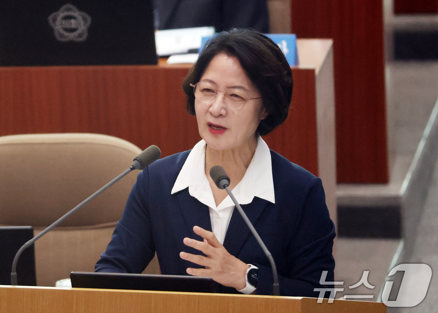(수원=뉴스1) 김영운 기자 = 추미애 경기도지사가 2일 경기 수원시 영통구 경기도의회 본회의장에서 열린 '제393회 임시회 제2차 본회의'에서 임기 첫 대집행부 질문에 답하고 있 …