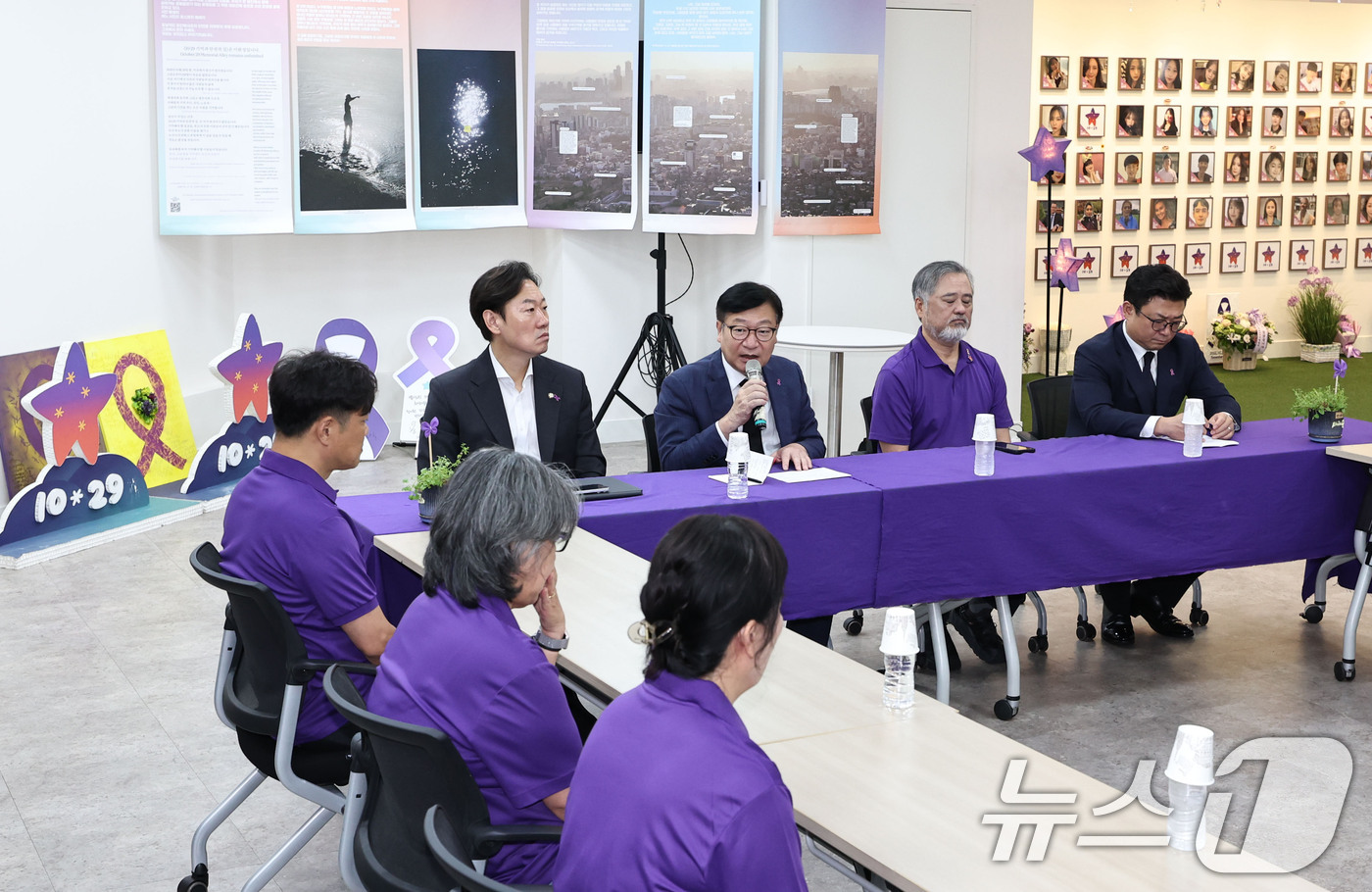(서울=뉴스1) 이종수 기자 = 정점식 국민의힘 원내대표가 2일 오전 서울 종로구 10.29 이태원참사 기억소통공간 ‘별들의 집’을 방문해 유가족과 대화하고 있다. 2026.9.2 …