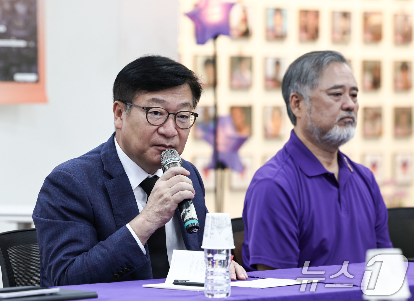 (서울=뉴스1) 이종수 기자 = 정점식 국민의힘 원내대표가 2일 오전 서울 종로구 10.29 이태원참사 기억소통공간 ‘별들의 집’을 방문해 유가족과 대화하고 있다. 2026.9.2 …