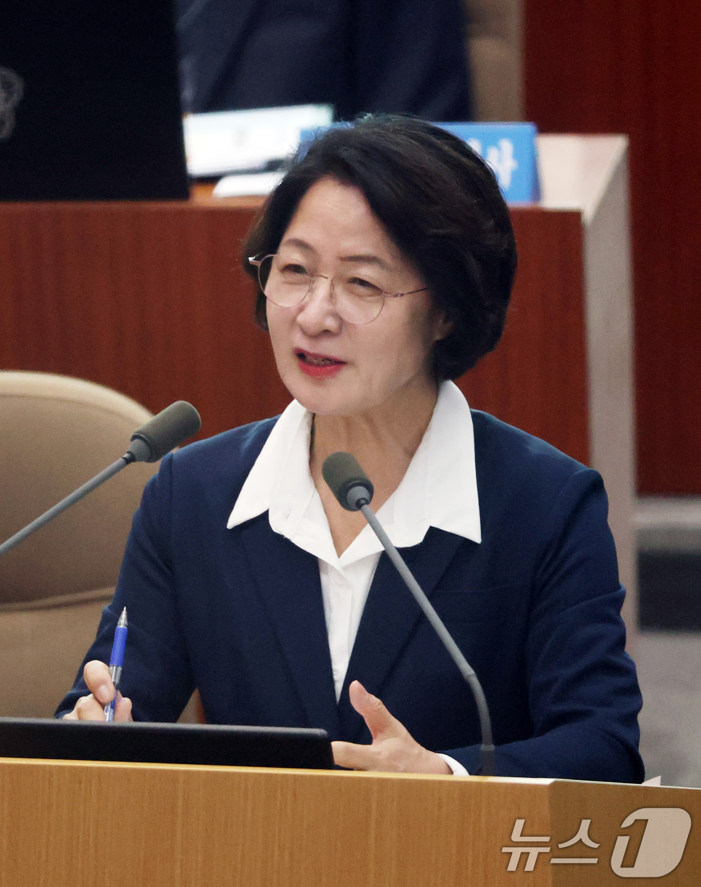(수원=뉴스1) 김영운 기자 = 추미애 경기도지사가 2일 경기 수원시 영통구 경기도의회 본회의장에서 열린 '제393회 임시회 제2차 본회의'에서 임기 첫 대집행부 질문에 답하고 있 …