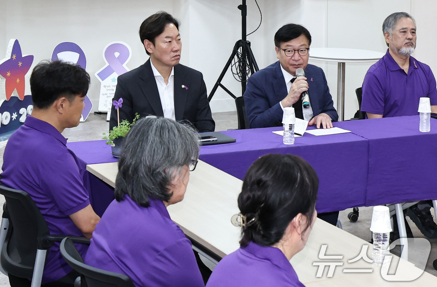 (서울=뉴스1) 이종수 기자 = 정점식 국민의힘 원내대표가 2일 오전 서울 종로구 10.29 이태원참사 기억소통공간 ‘별들의 집’을 방문해 유가족과 대화하고 있다. 2026.9.2 …