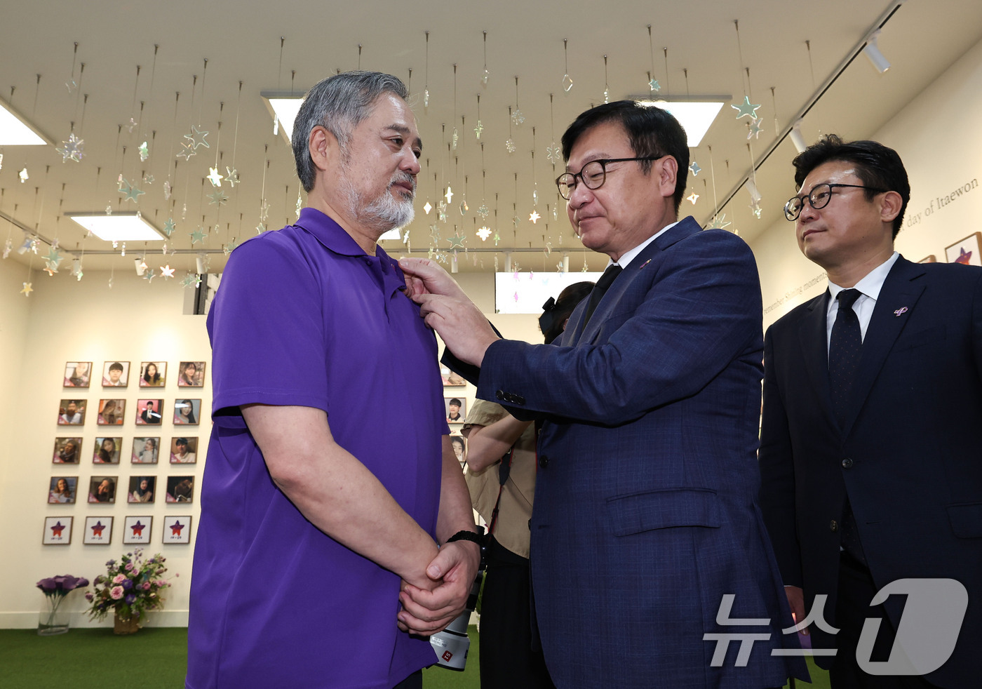 (서울=뉴스1) 이종수 기자 = 정점식 국민의힘 원내대표가 2일 오전 서울 종로구 10.29 이태원참사 기억소통공간 ‘별들의 집’을 방문해 이정민 유가족 대표에게 추모 배지를 달아 …